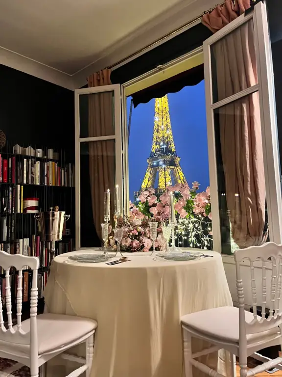 Keindahan makan malam romantis dengan latar belakang Menara Eiffel Adegan makan malam romantis di Menara Eiffel
