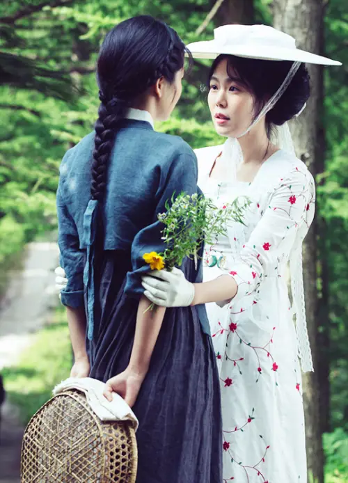 Adegan memukau Kim Min-hee dan Kim Tae-ri Kim Min-hee dan Kim Tae-ri dalam film The Handmaiden