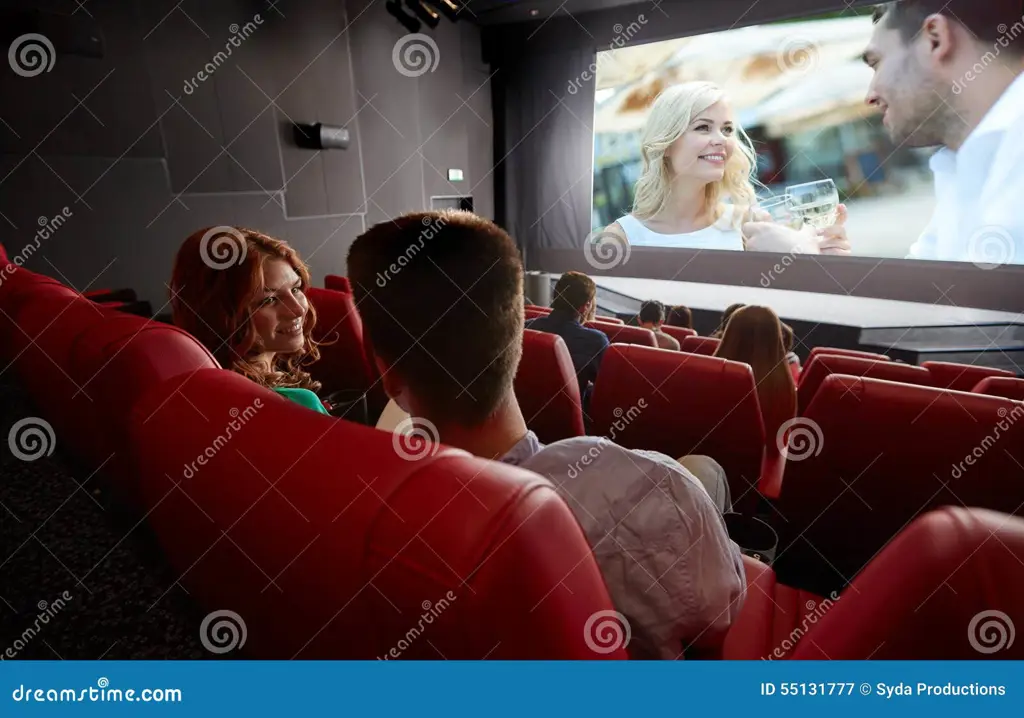 Menikmati film bersama pasangan Pasangan menonton film bersama