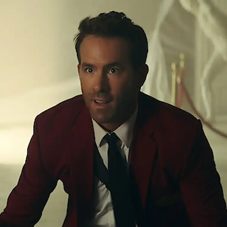 Aktor Ryan Reynolds dalam perannya di film Red Notice Ryan Reynolds dalam film Red Notice