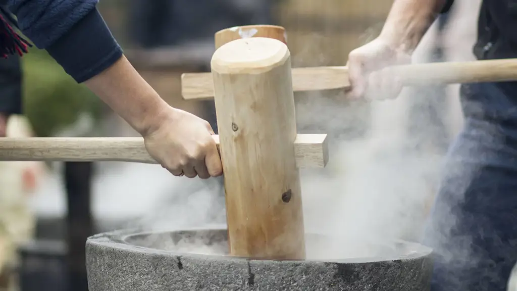 Tradisi Pembuatan Mochi Proses pembuatan mochi tradisional Jepang yang ditampilkan dalam anime Tamako Market