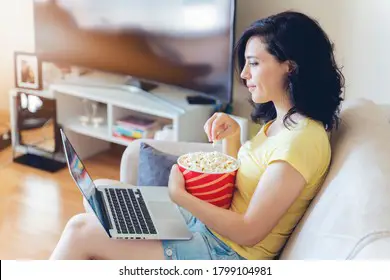 Seseorang menonton film di laptop