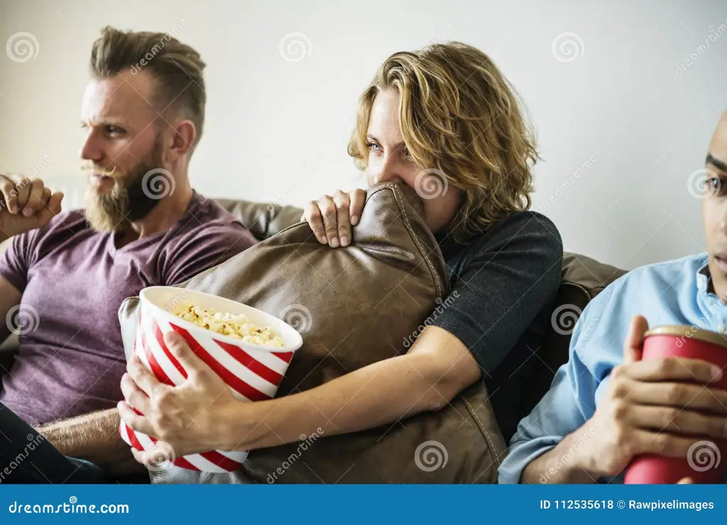 Sekelompok teman menonton film bersama