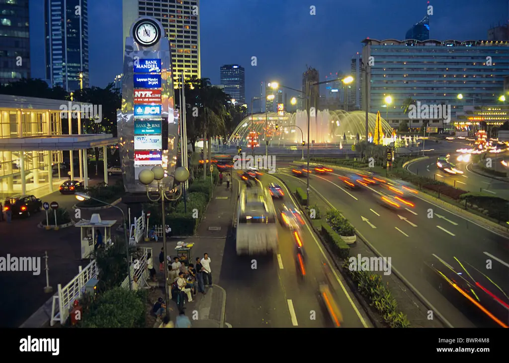Suasana Malam: Jalanan Kota Indonesia Gambar suasana jalanan di Indonesia pada malam hari